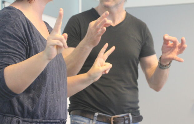 Comment apprendre la langue des signes efficacement ?